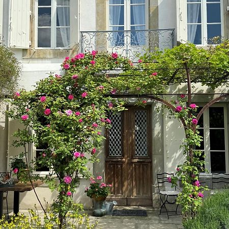 Bed and Breakfast Le Patio Des Senteurs Verzeille Exterior foto