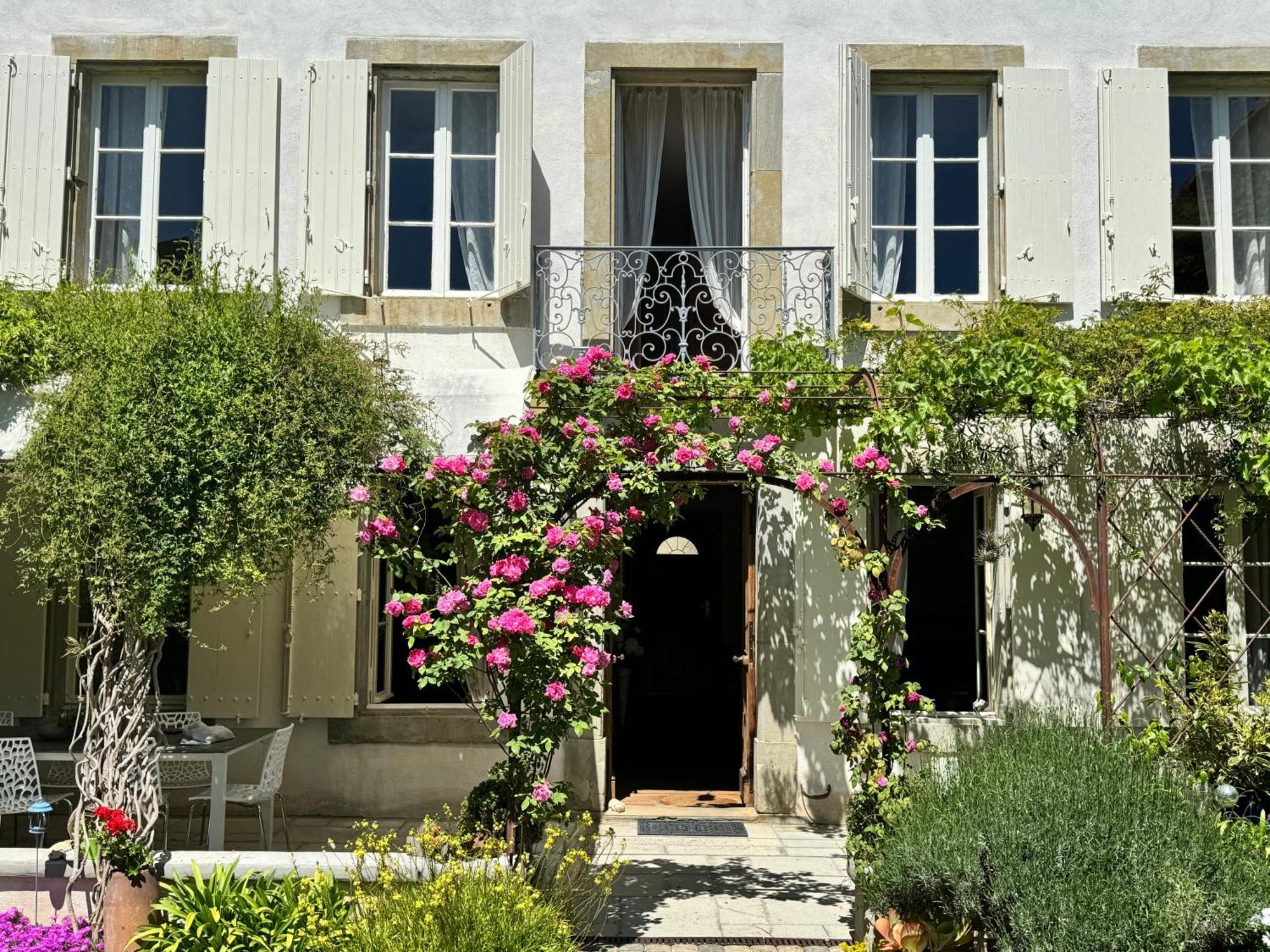 Bed and Breakfast Le Patio Des Senteurs Verzeille Exterior foto