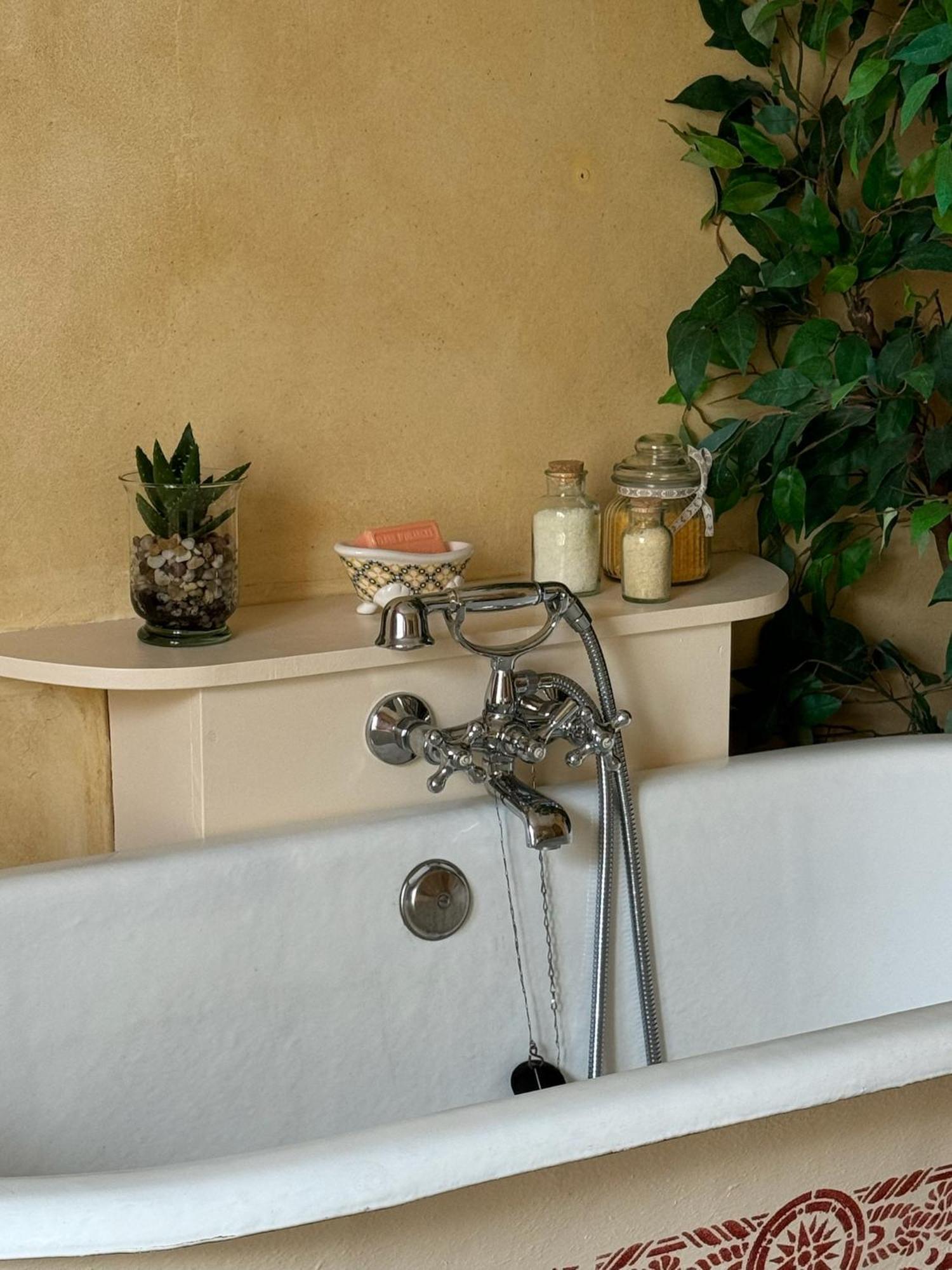 Bed and Breakfast Le Patio Des Senteurs Verzeille Exterior foto