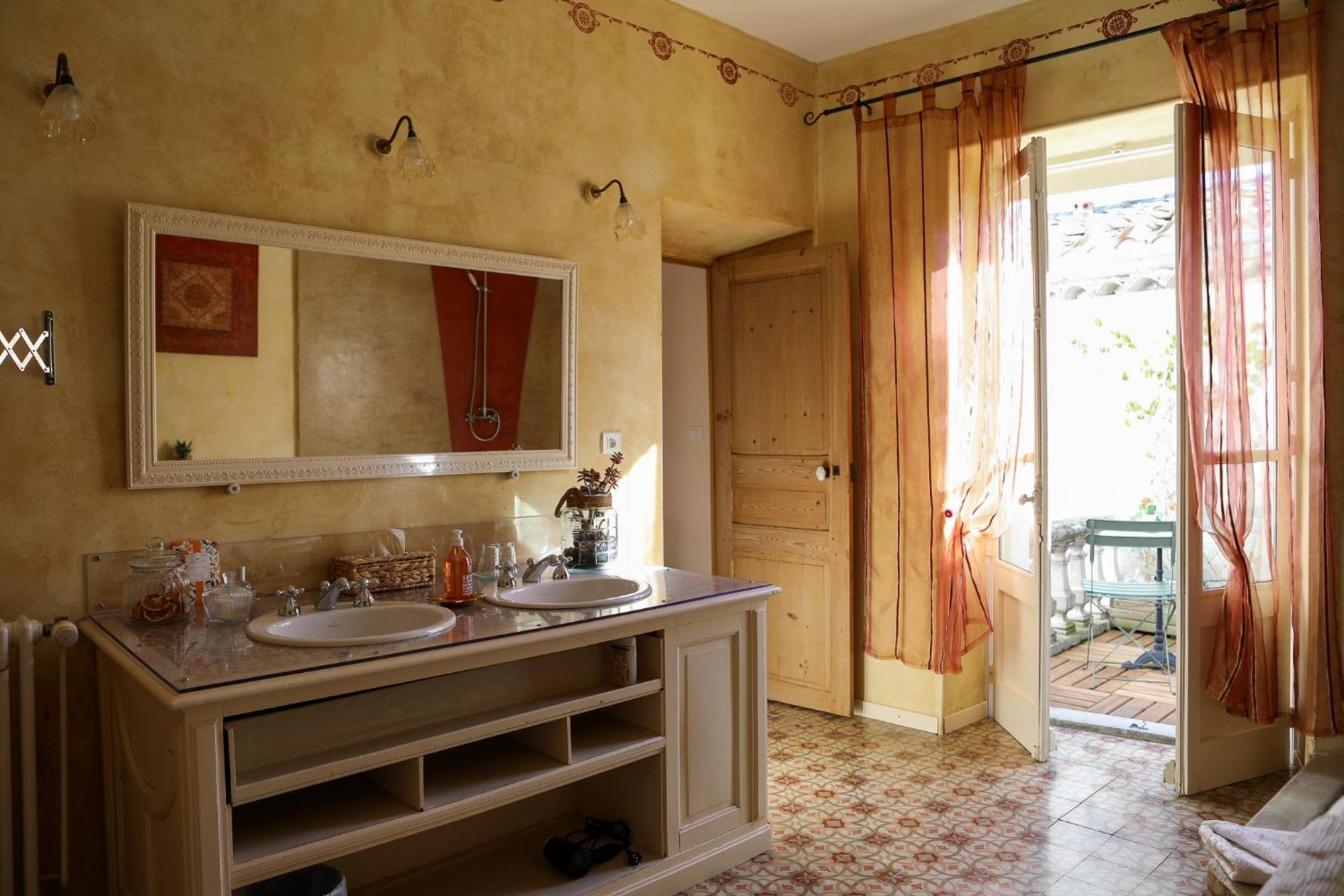 Bed and Breakfast Le Patio Des Senteurs Verzeille Exterior foto