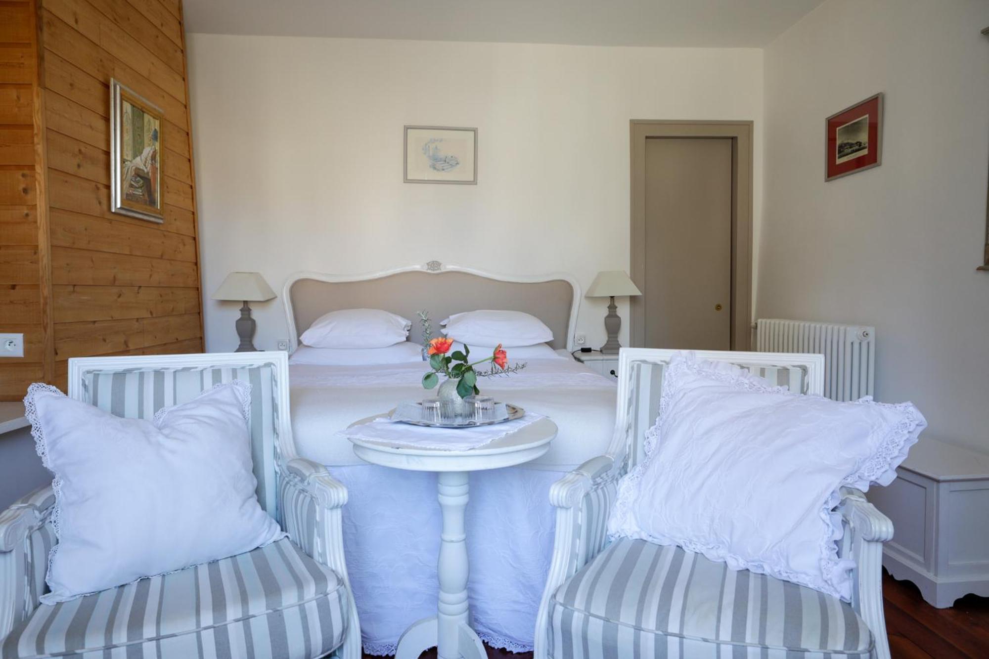 Bed and Breakfast Le Patio Des Senteurs Verzeille Exterior foto
