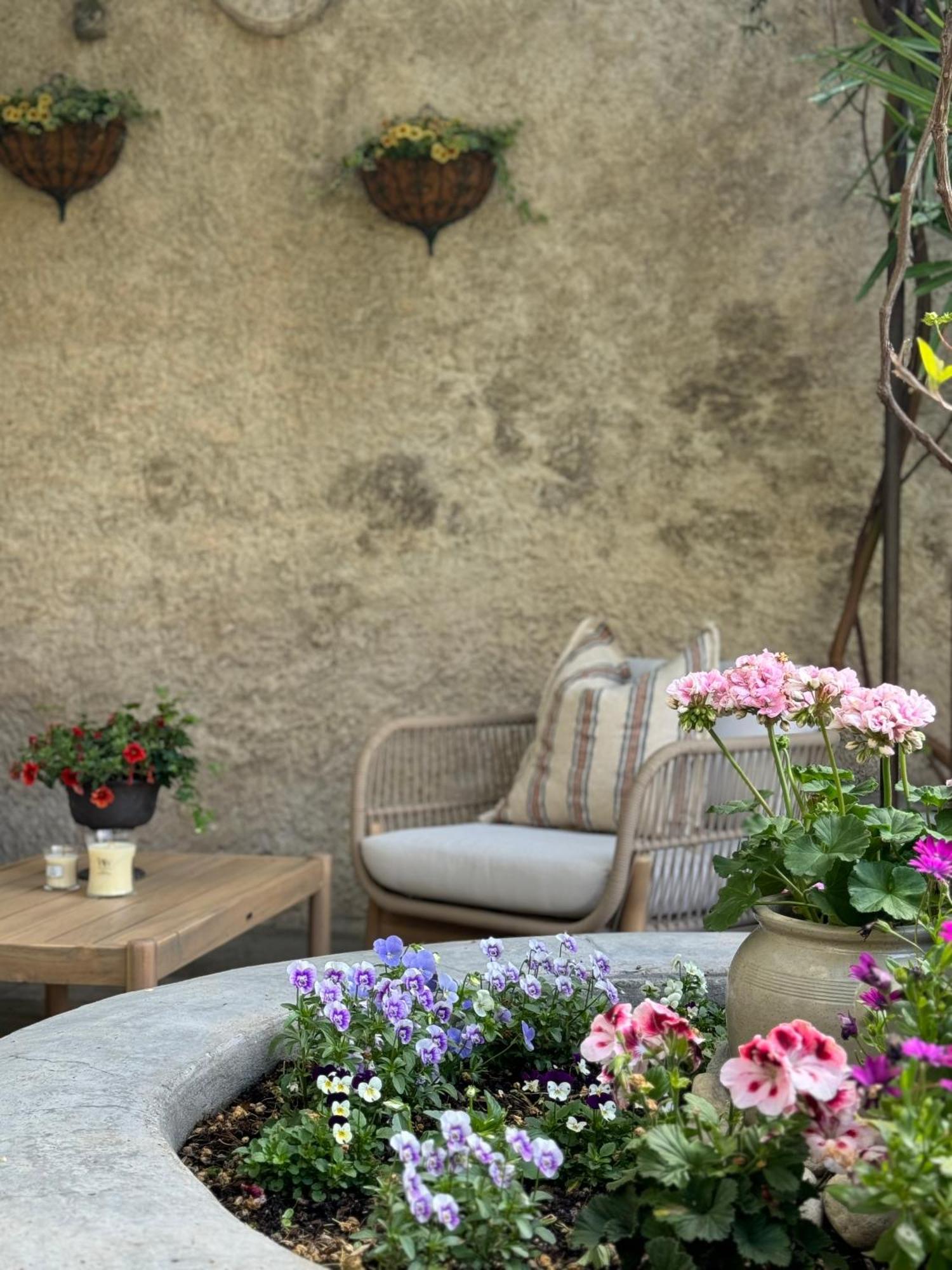 Bed and Breakfast Le Patio Des Senteurs Verzeille Exterior foto