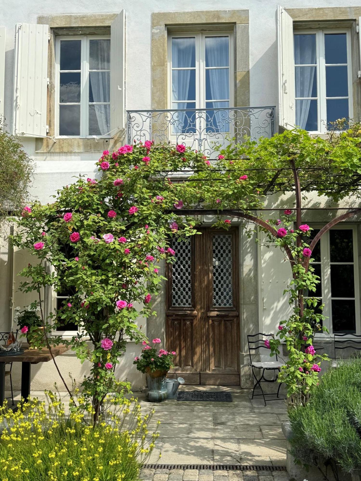 Bed and Breakfast Le Patio Des Senteurs Verzeille Exterior foto