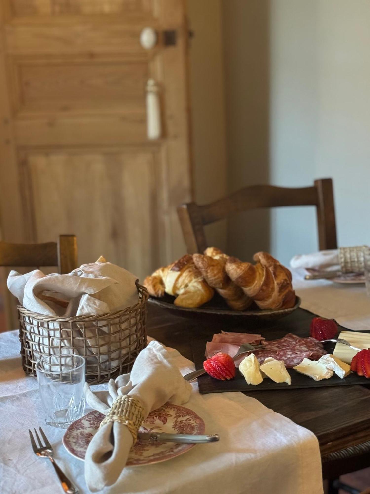 Bed and Breakfast Le Patio Des Senteurs Verzeille Exterior foto