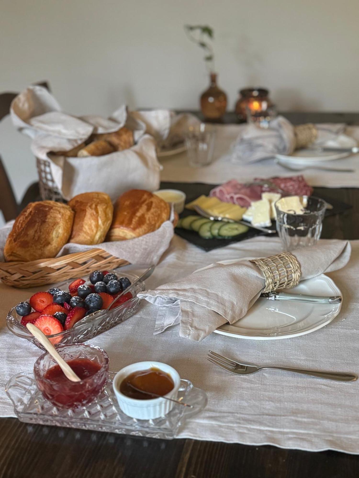 Bed and Breakfast Le Patio Des Senteurs Verzeille Exterior foto
